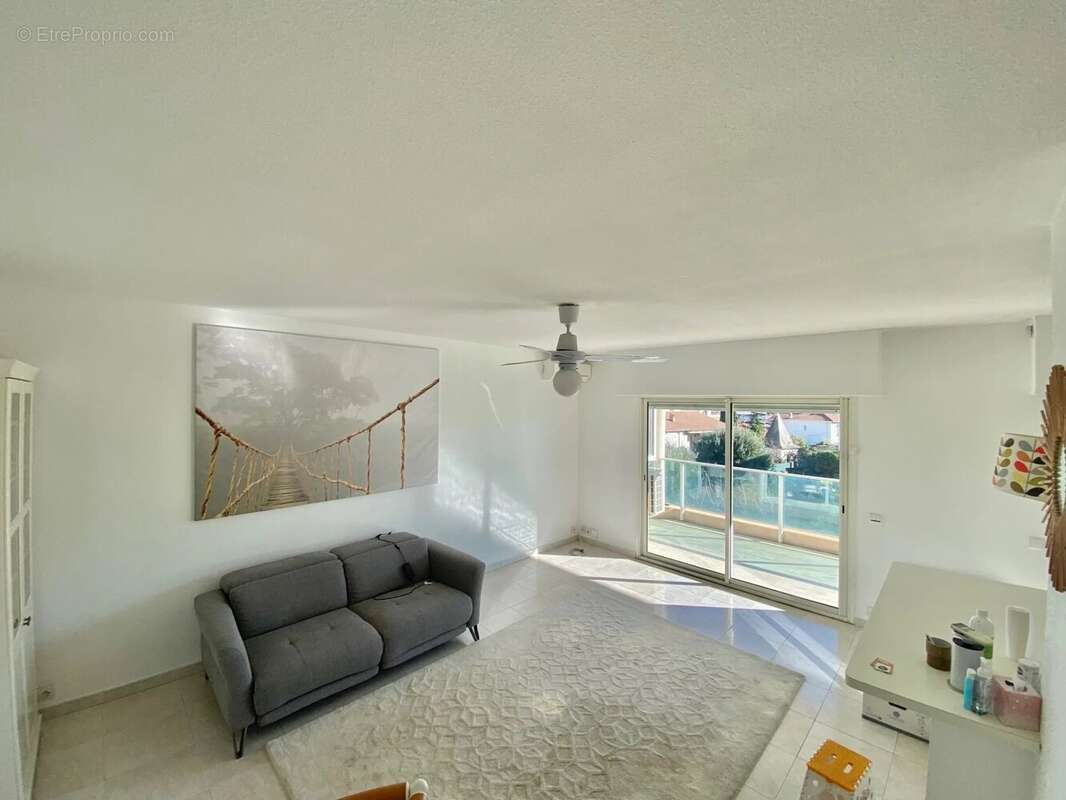 Appartement à SAINT-LAURENT-DU-VAR