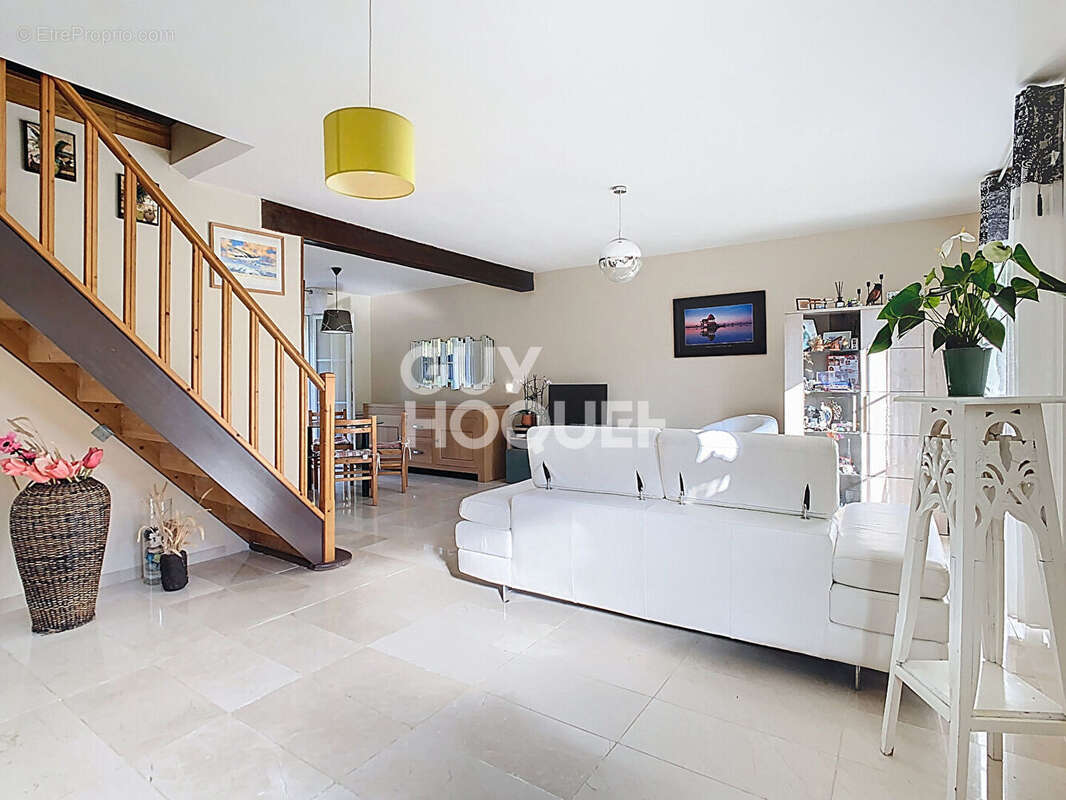 Maison à PEROY-LES-GOMBRIES