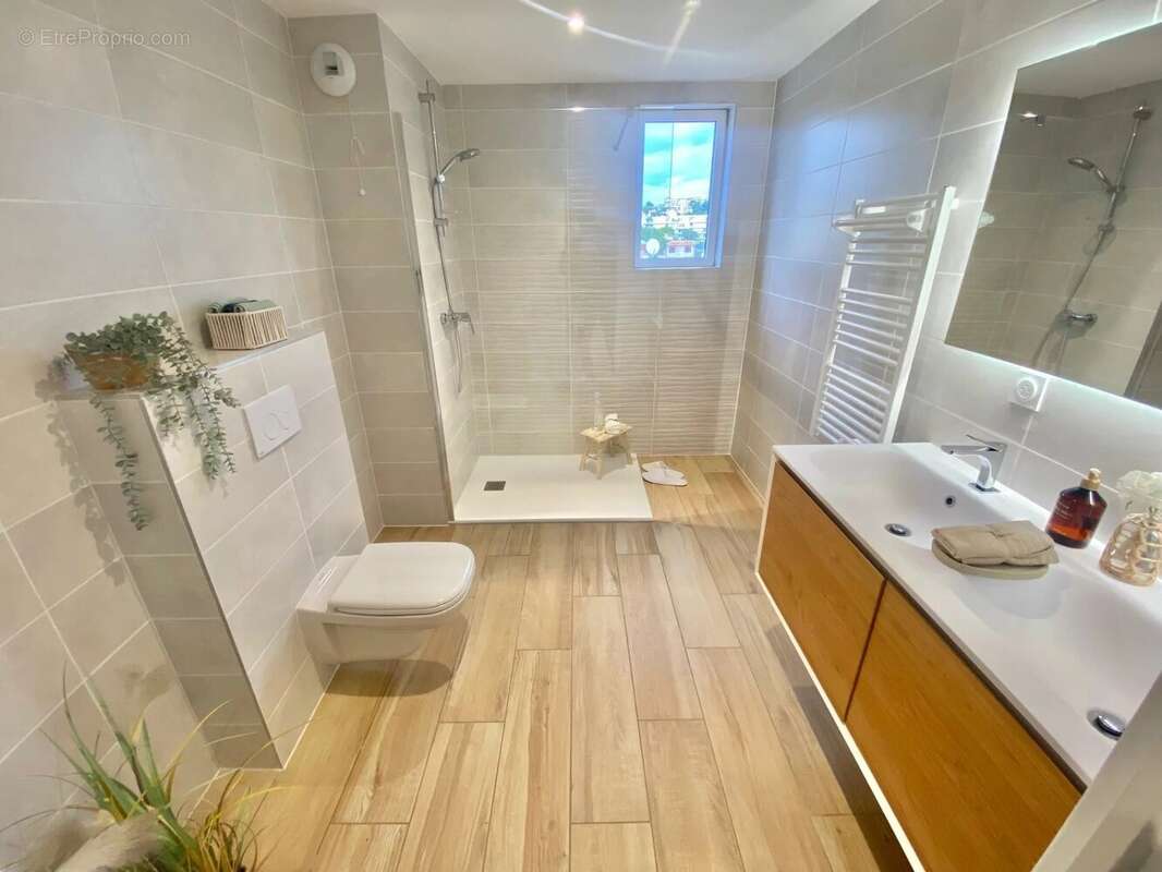 Appartement à SAINT-LAURENT-DU-VAR