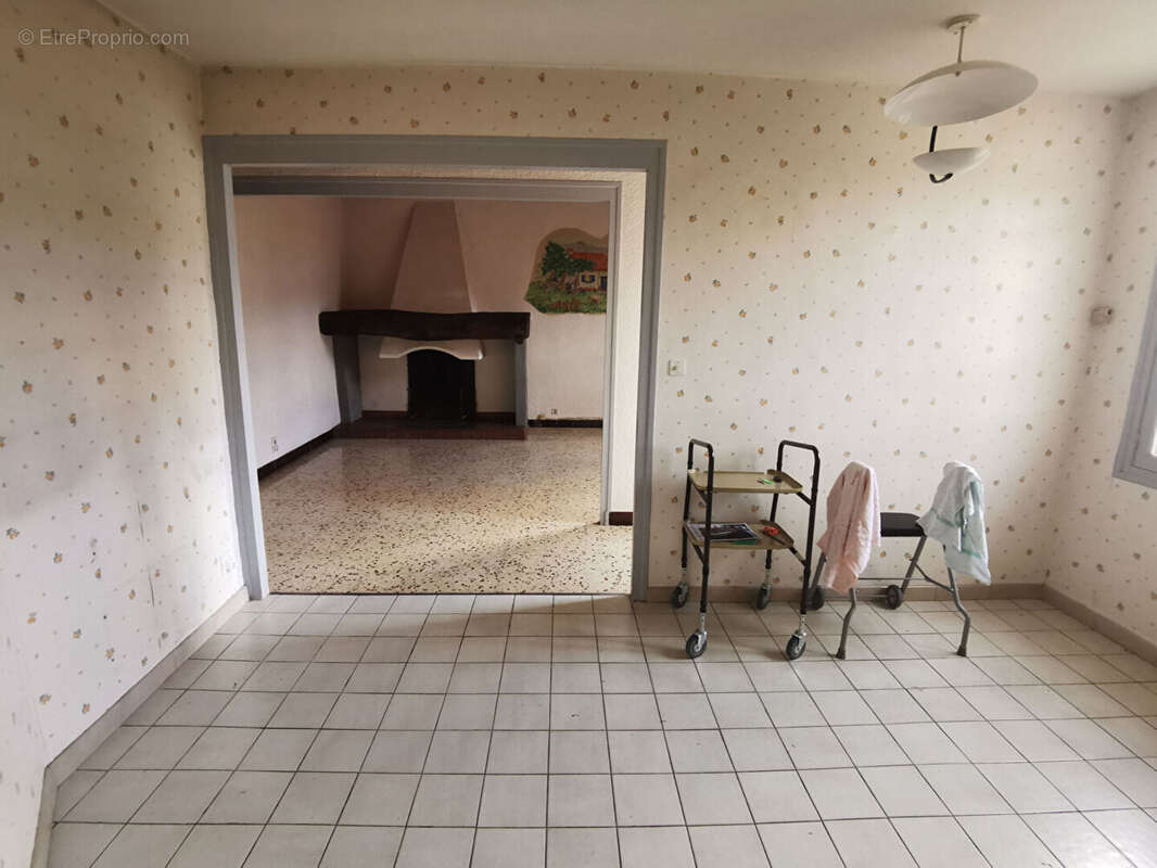 Maison à vendre à Saint Hippolyte avec dépendances, appartement T2 et grands garages, Fort potentiel  8 pièce(s) 276 m2 utiles - photo 5