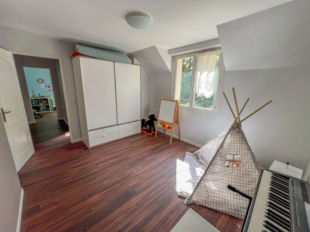 Maison à LE MESNIL-SAINT-DENIS