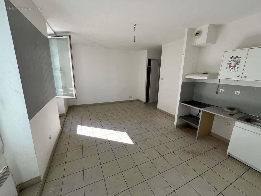 T2 de 46,61 m2 Loi Carrez   Place du 4 Septembre   Marseille 7e - photo 4