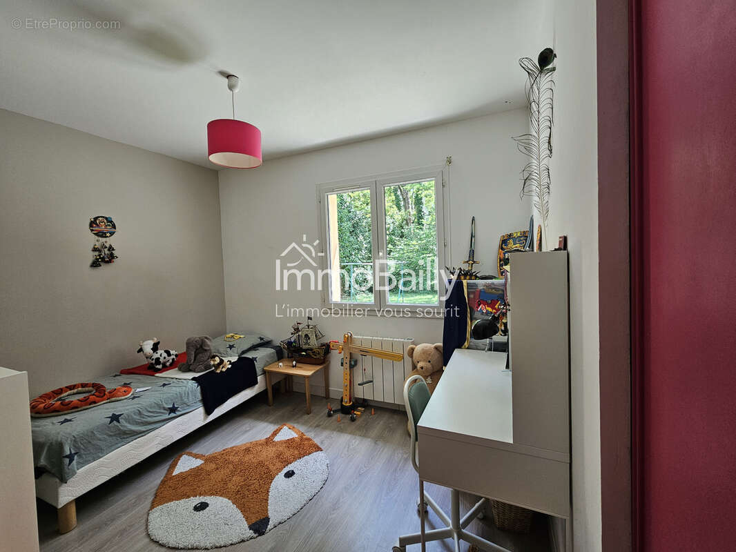 Maison familiale de plain-pied   5 chambres   Terrain de 1 672 m2  en lisière de forêt - photo 9