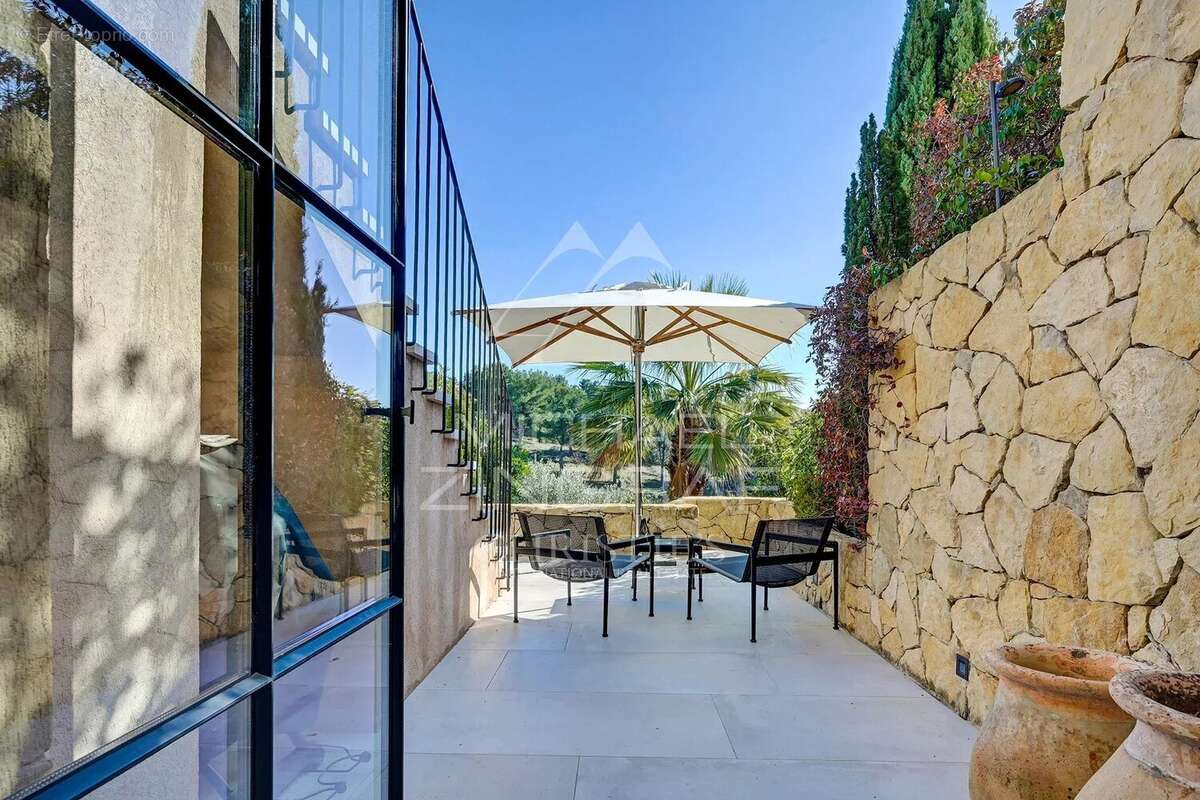 Maison à SAINT-CYR-SUR-MER