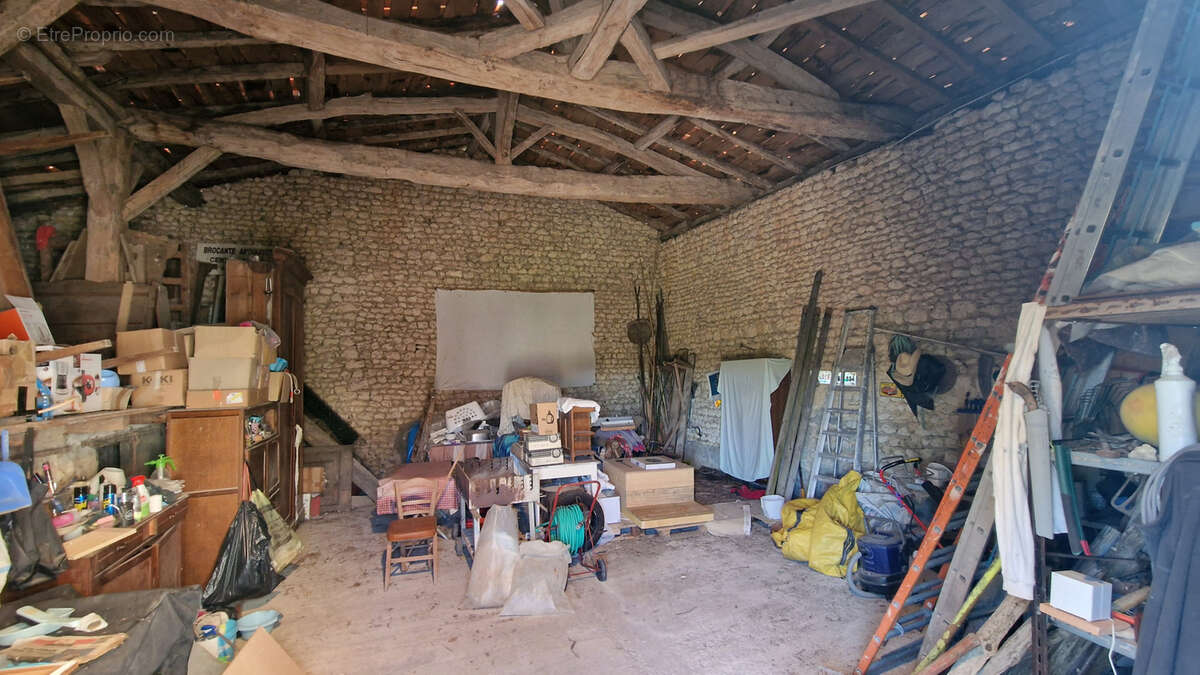 Maison à MONTMOREAU-SAINT-CYBARD