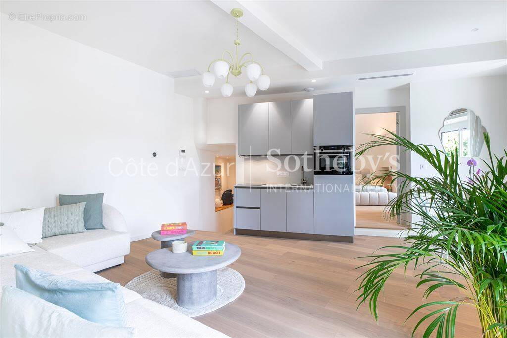 Appartement rénové de 3 pièces avec vue mer à Villefranche-sur-Mer - photo 1