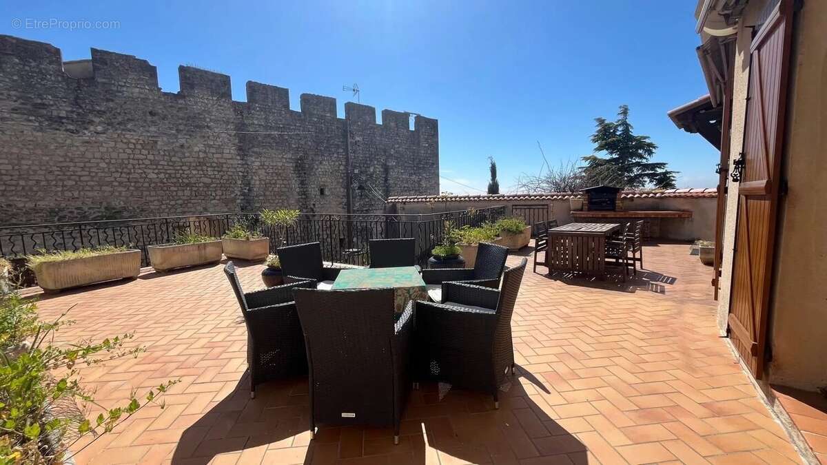 Maison à SAINT-MITRE-LES-REMPARTS