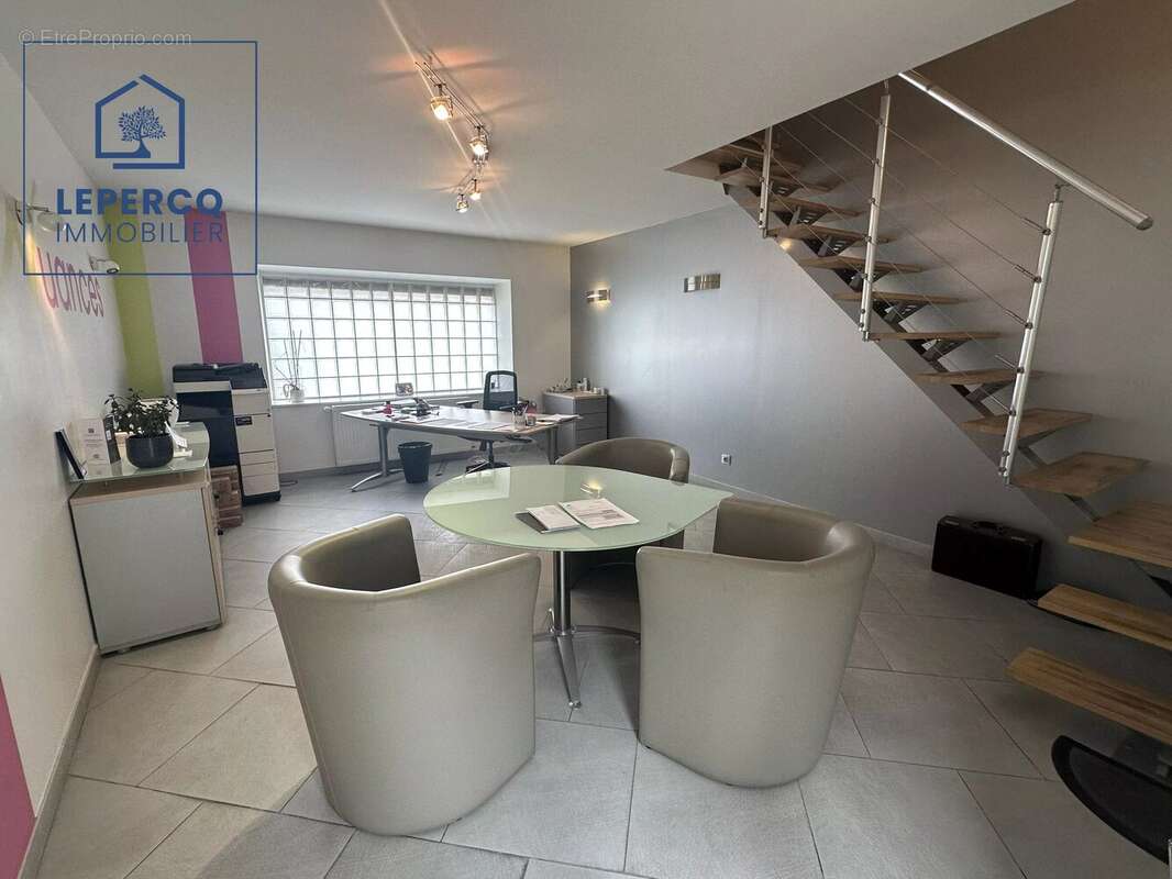 LOCAL rénové  - 163 m2 - Villers-Cotterêts - Vitrine sur rue ! - photo 17