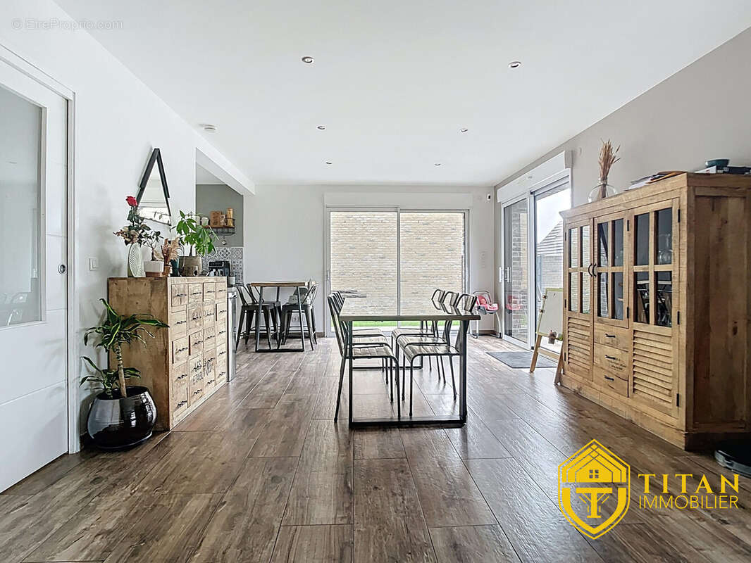 Maison individuelle 3 chambres, jardin, garage. Titan immobilier - Maison à CRAYWICK