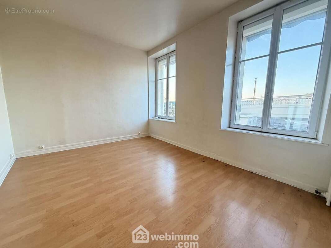 La deuxième chambre de 14 m², les sols sont en parquet - Appartement à LAON