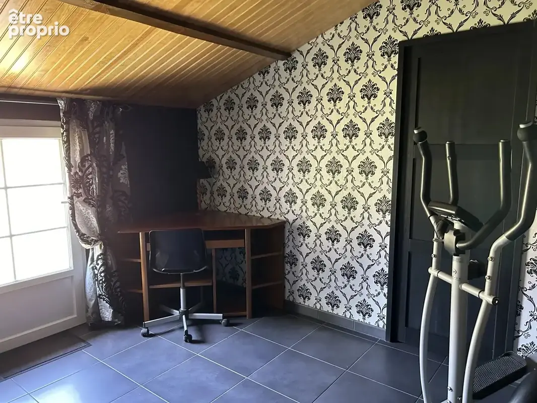 Maison rénové de 4 chambres avec garage pour 3 voitures, dépendances sur 1,3 ha - photo 12