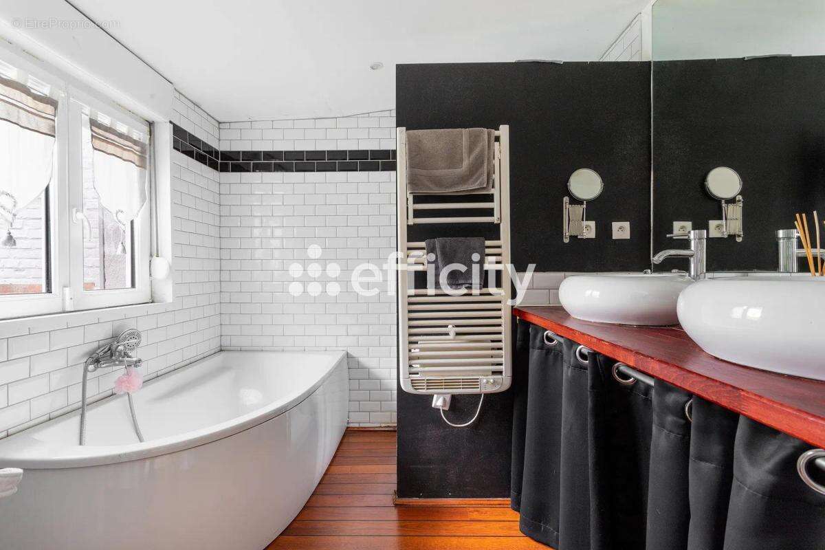 Maison à LA CHAPELLE-D'ARMENTIERES