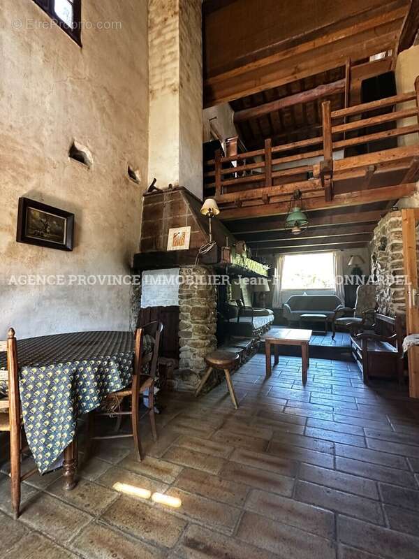 Maison à LES PILLES