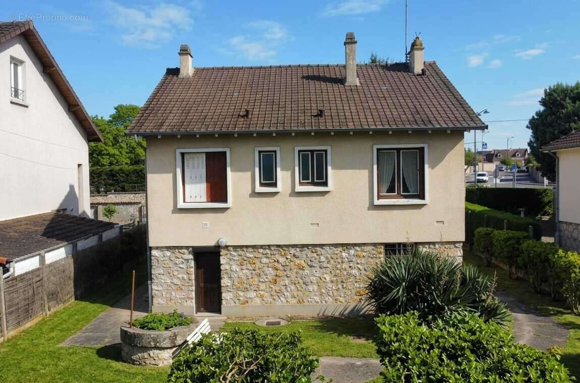 Maison familiale avec sous-sol total et combles aménageables   Terrain arboré de 760 m2   Vieux Pontault Comba - photo 2