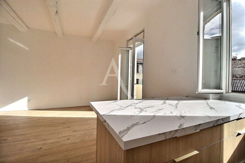 Marseille 6- secteur lodi - appartement 2 chambres -  renove traversant comtemporain - au calme  absolu - lumineux - photo 10