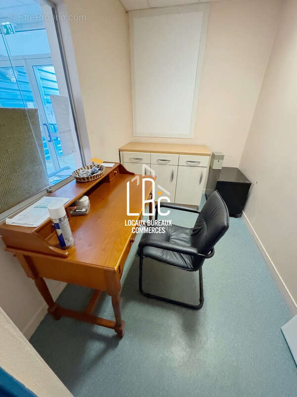 Commerce à SAINT-HILAIRE-DE-CHALEONS