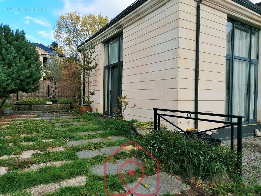 Maison à MANDRES-LES-ROSES