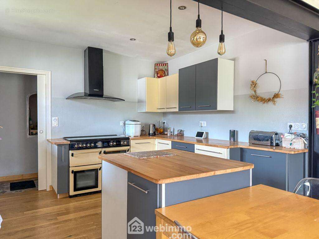 une pièce de vie de 41 m² composée d'une cuisine équipée moderne, - Maison à POUZAUGES