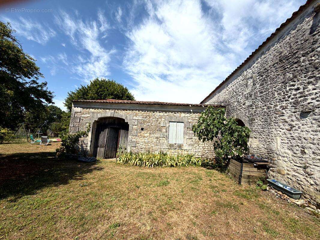 Maison Charentaise de 271 m2 avec 3581m2 de terrain - photo 17