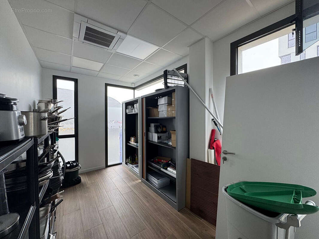 À Vendre : Murs Commerciaux  Pignon sur Rue-  235 m² Zone à Forte Demande - photo 2