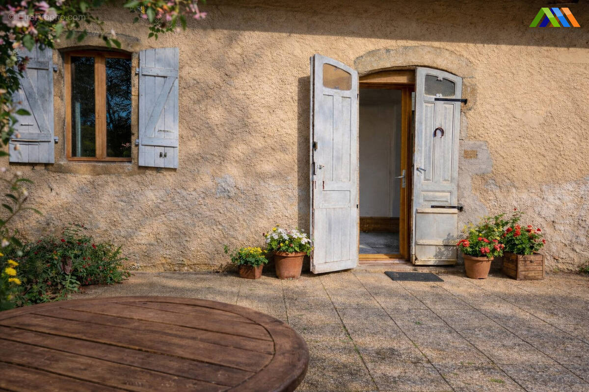 Character house entrance with traditional shutters near Mirande - Maison à MIRANDE