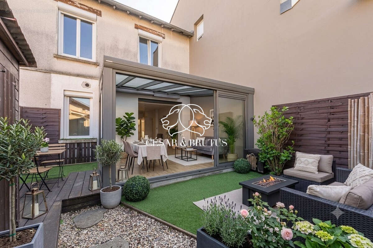 Appartement à LA TOUR-DE-SALVAGNY