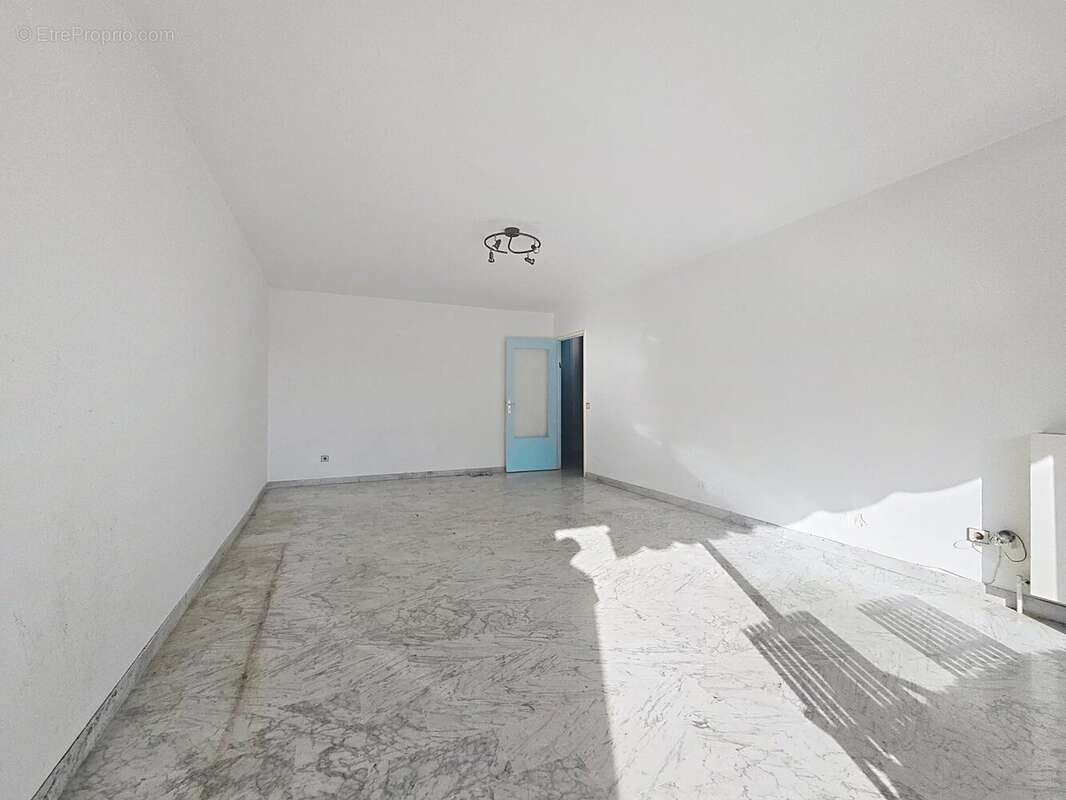 Appartement à SAINT-LAURENT-DU-VAR