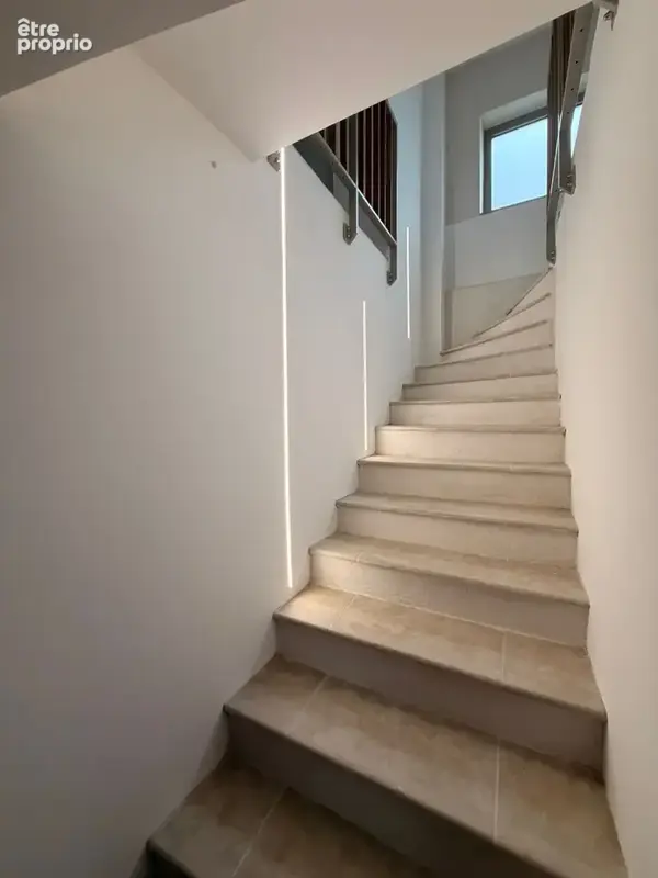 NIMES VAUBAN/CROIX DE FER Magnifique maison rénovée de 165m2 4 pièces, garage 46 m2, terrasse 35 m2 - photo 7