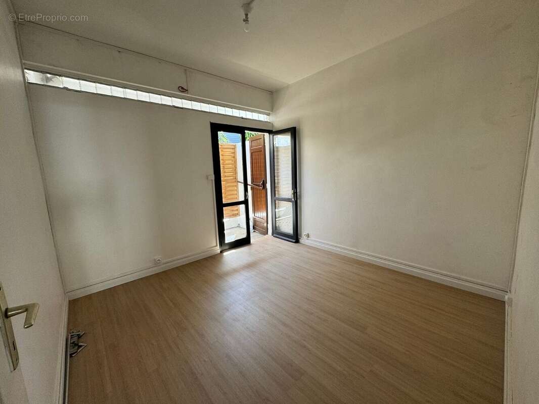 Maison 90 m² à Saint-Denis  - photo 6