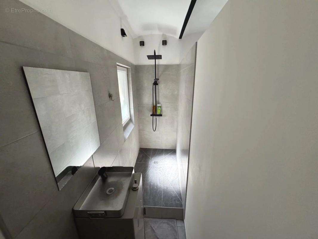 Maison à SAINT-JEAN-DE-MARUEJOLS-ET-AVEJAN