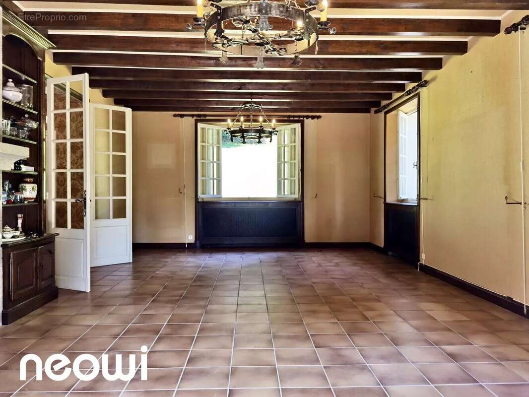 Maison à VIC-SUR-CERE