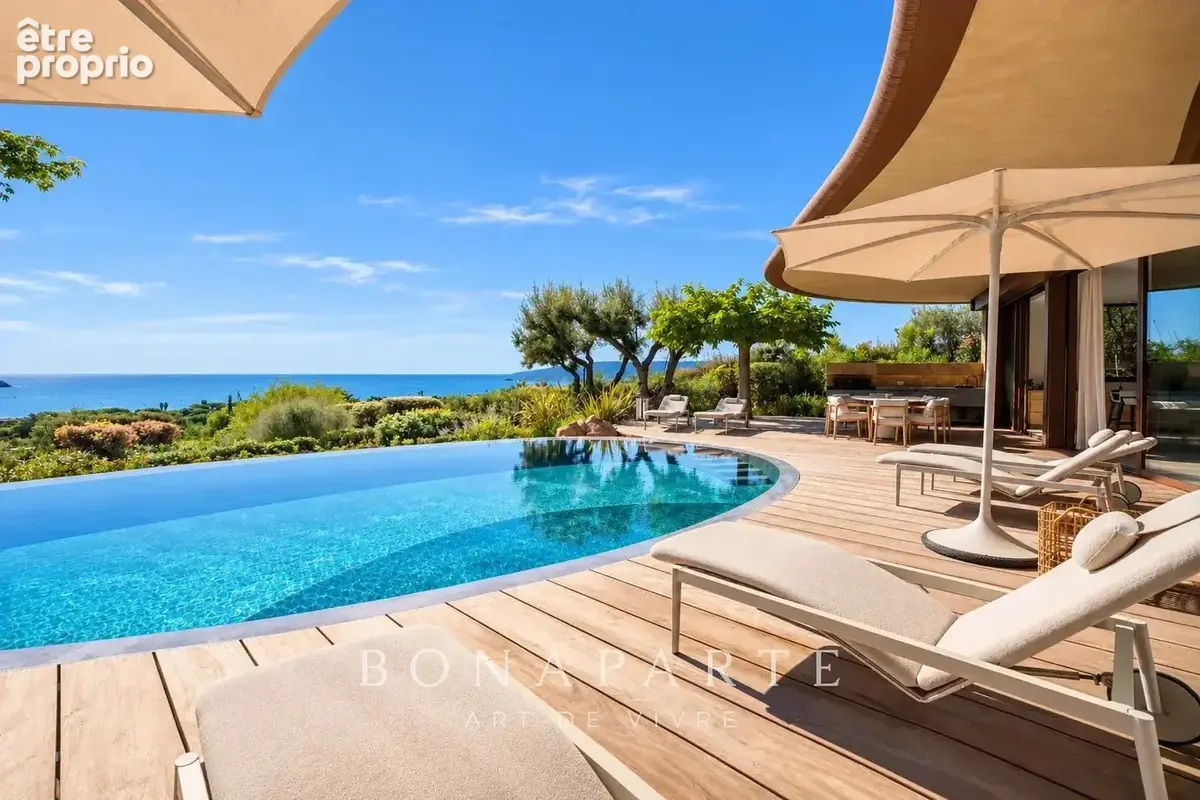 RAMATUELLE – PLAGE DE PAMPELONNE: Villa contemporaine d’exception avec vue panoramique sur la Méditerranée - photo 3