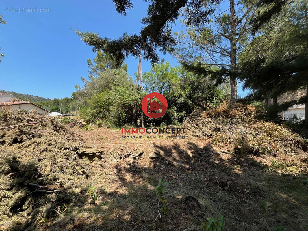 Terrain à LAUDUN-L&#039;ARDOISE