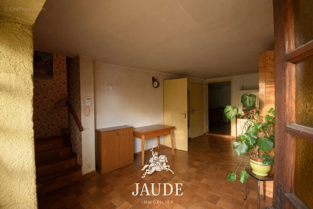 Maison de bourg avec GRANGES, garage et jardin   70 route du Puy de Dôme, La Font de l’Arbre, Orcines - photo 2