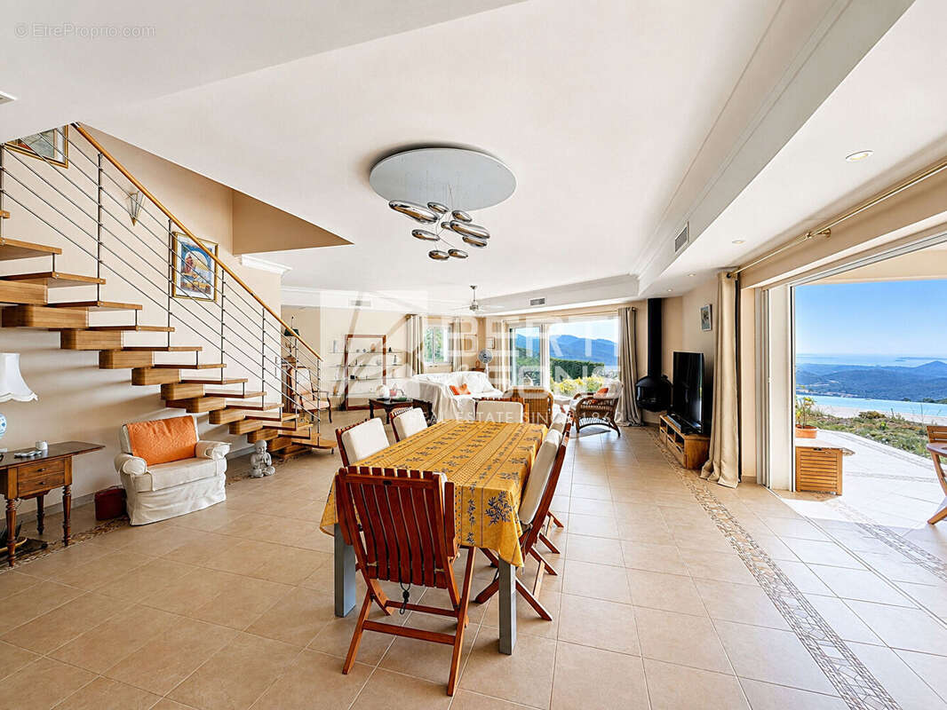 DOMAINE SECURISÉ - A 15 min de Mandelieu - Villa 5 pièces de 211 m² avec vue mer panoramique - photo 4