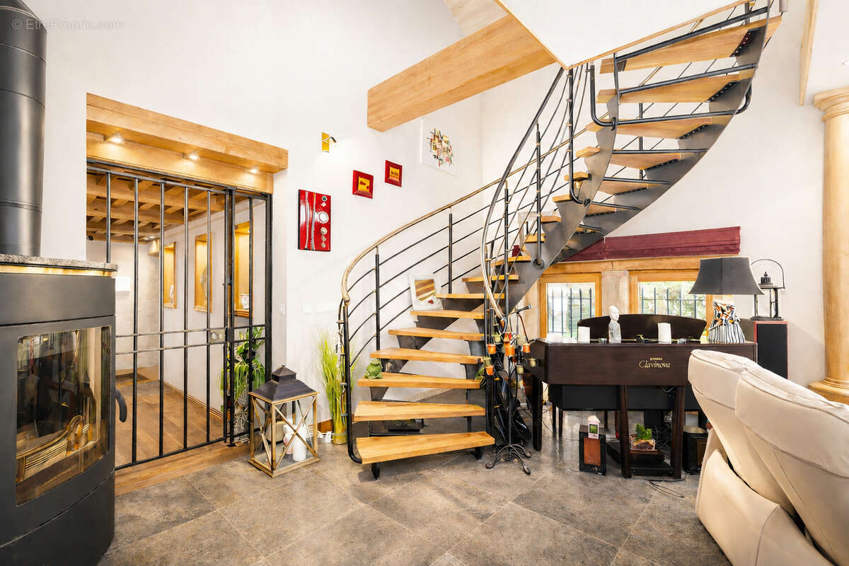 Maison de caractère en pierre - Volumes exceptionnels et art de vivre - Double garage - Bassin naturel - photo 10