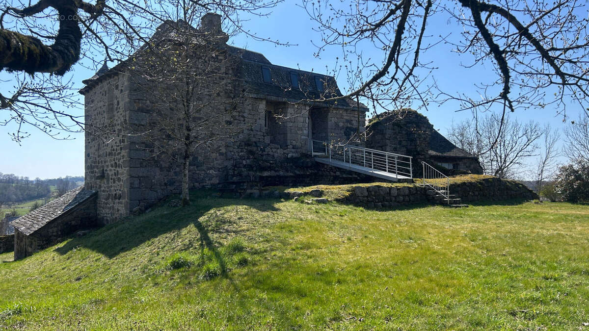 Manoir du XIVe siècle : Un balcon sur l'Aubrac et les Monts du Cantal - photo 4