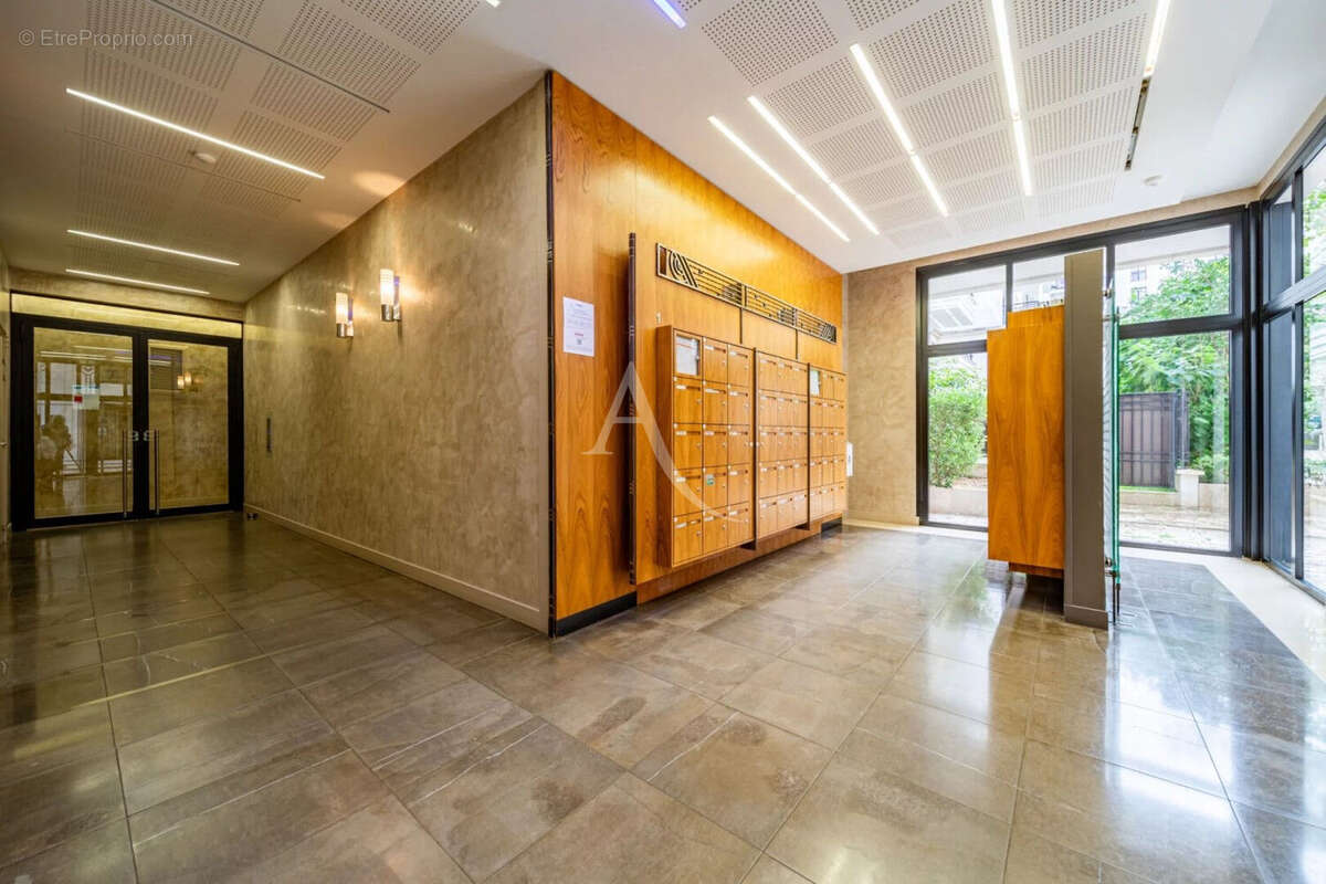 Suresnes - Résidence Sisley - Appartement 3 pièces 69m² - Parking en sus - photo 2
