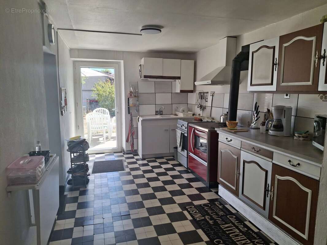 Maison familiale avec de nombreuses dépendances et du terrain - photo 6