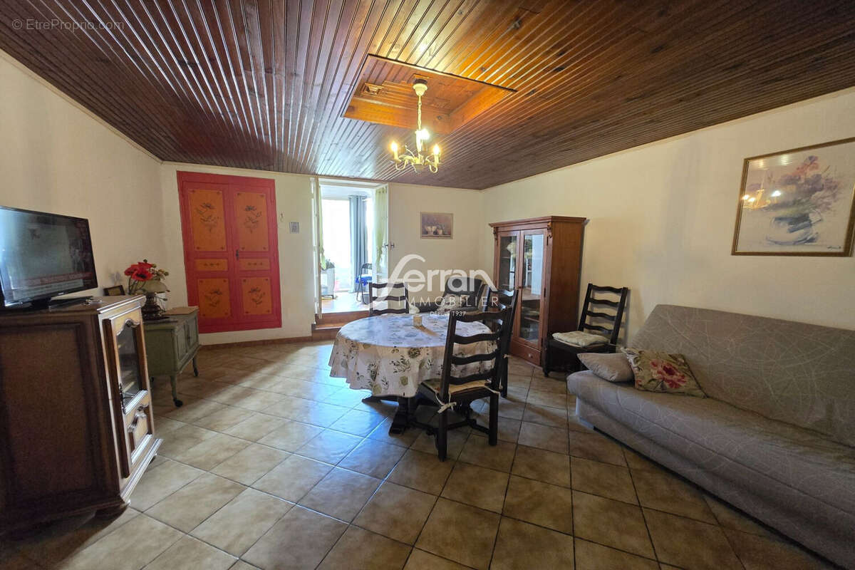 Appartement à SALERNES