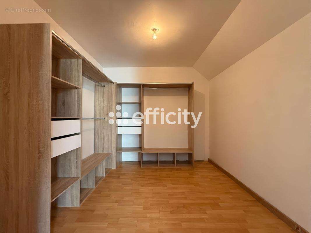 Maison 213 m² à Saint-Epain  - photo 10