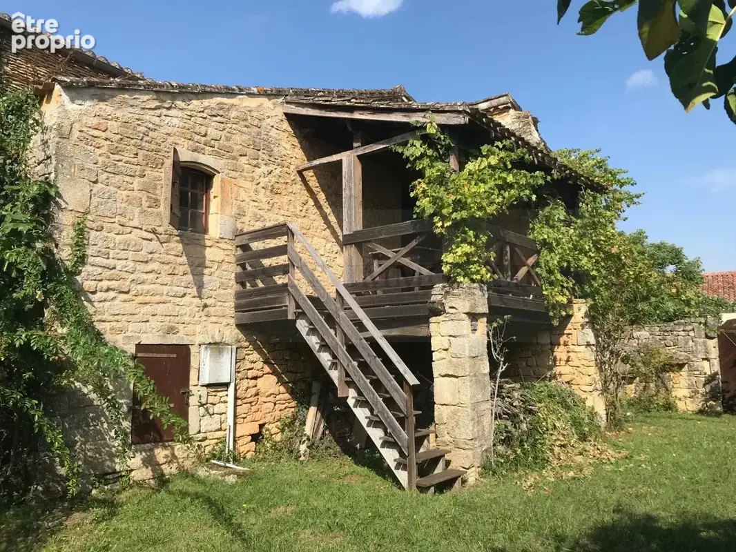 Superbe propriete en pierre dependances sur un terrain attenant de 472 m².  situation dans un petit hameau. - photo 8