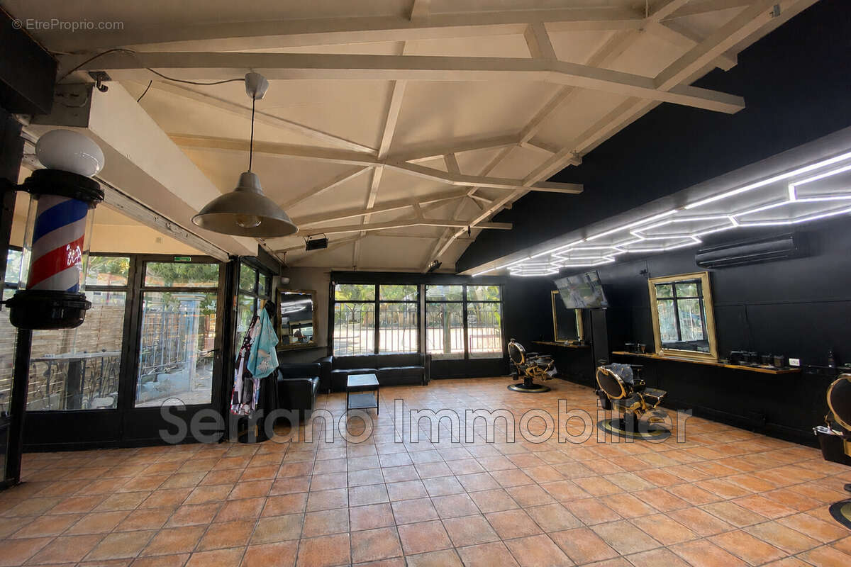 Commerce 65 m² à Tarascon  - photo 2