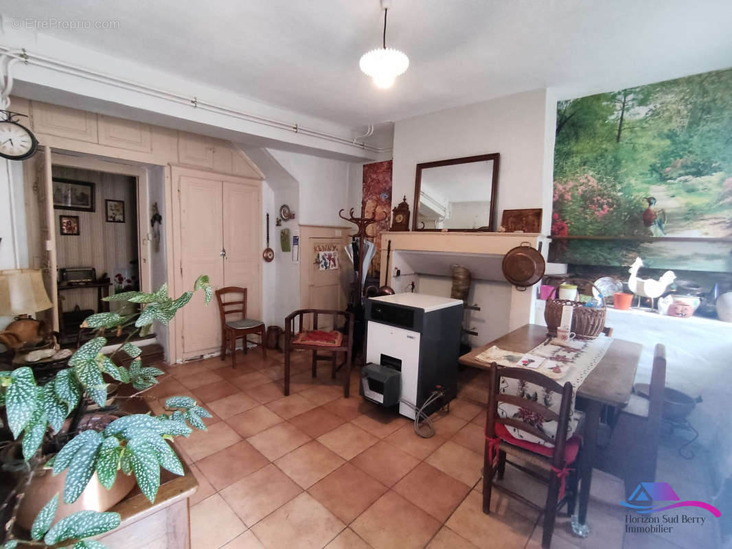 PIECE RDC - Appartement à CHATEAUMEILLANT