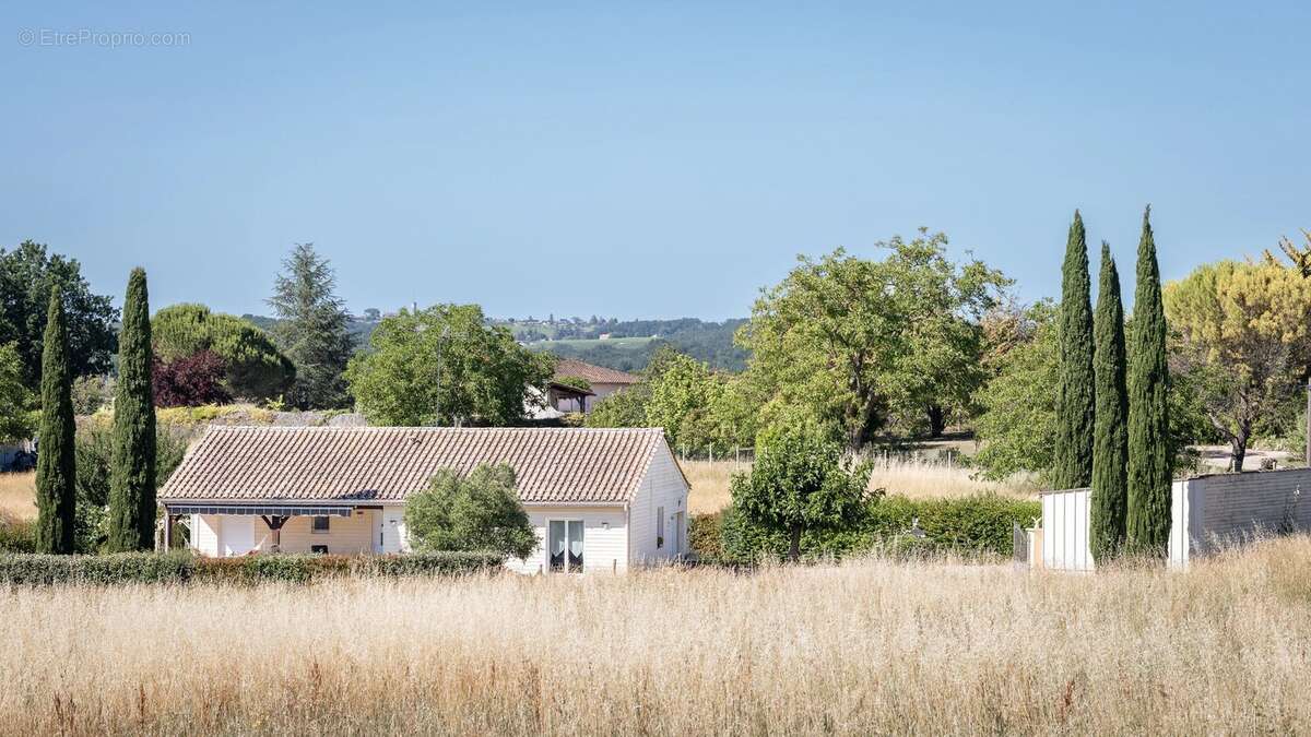 Maison de plain-pied avec double garage, atelier et terrain de 1 200 m² - photo 2
