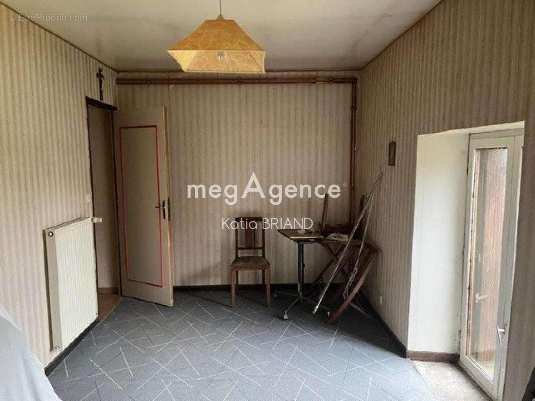 Maison et bâtiment sur Laval, terrain de 10780 m² - photo 5