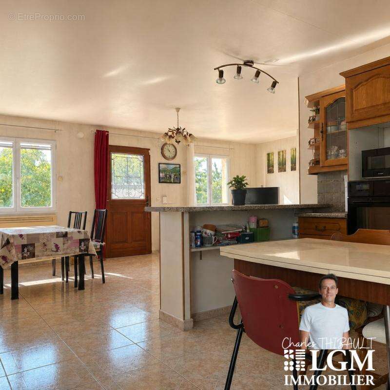 Maison familiale avec grand terrain, piscine et potentiel - photo 4