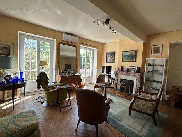 SALON. - Maison à VIC-FEZENSAC