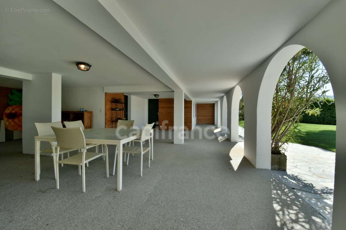 PEYRUIS (04) Villa de 247 m2 avec piscine édifiée sur une parcelle de 2400 m2 - photo 16