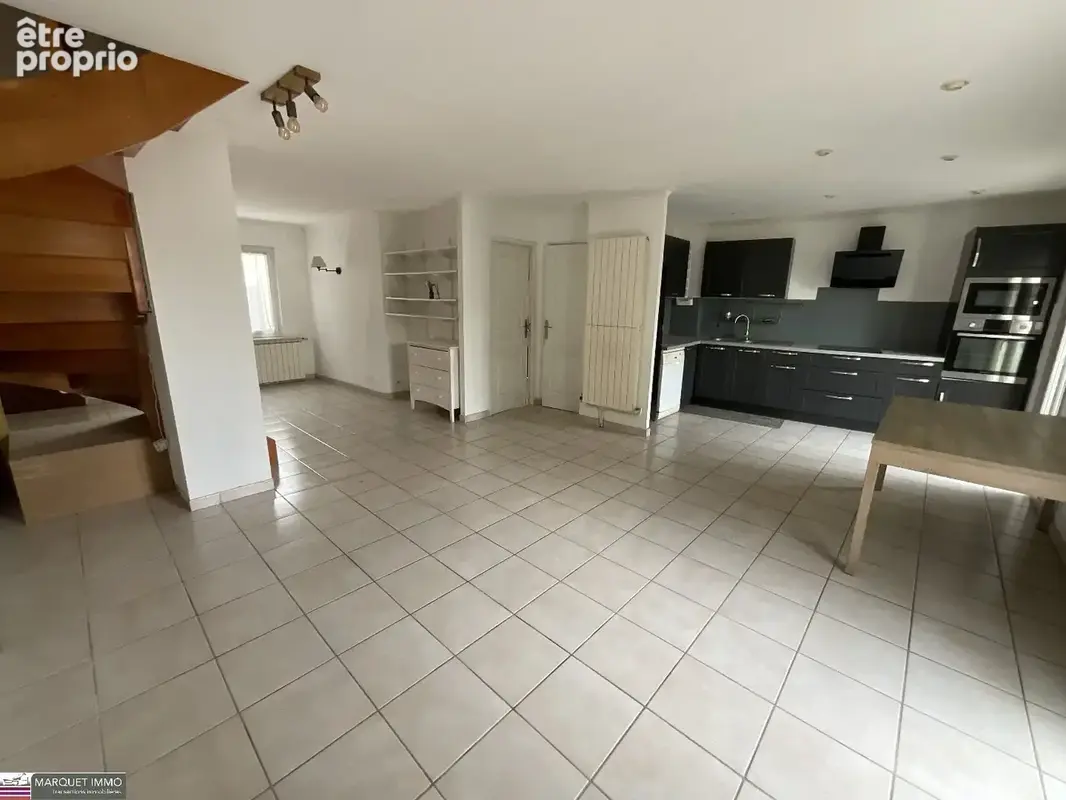 Villa T6 de 110 m²  vous invite à poser vos valises dans un cadre alliant charme et fonctionnalité sur 145 m² de terrain clos et - photo 7